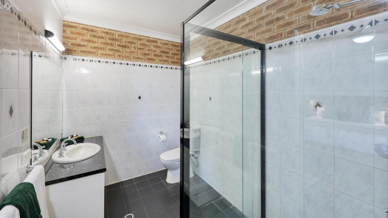 Hamilton Henry Parkes Motor Inn Екстериор снимка
