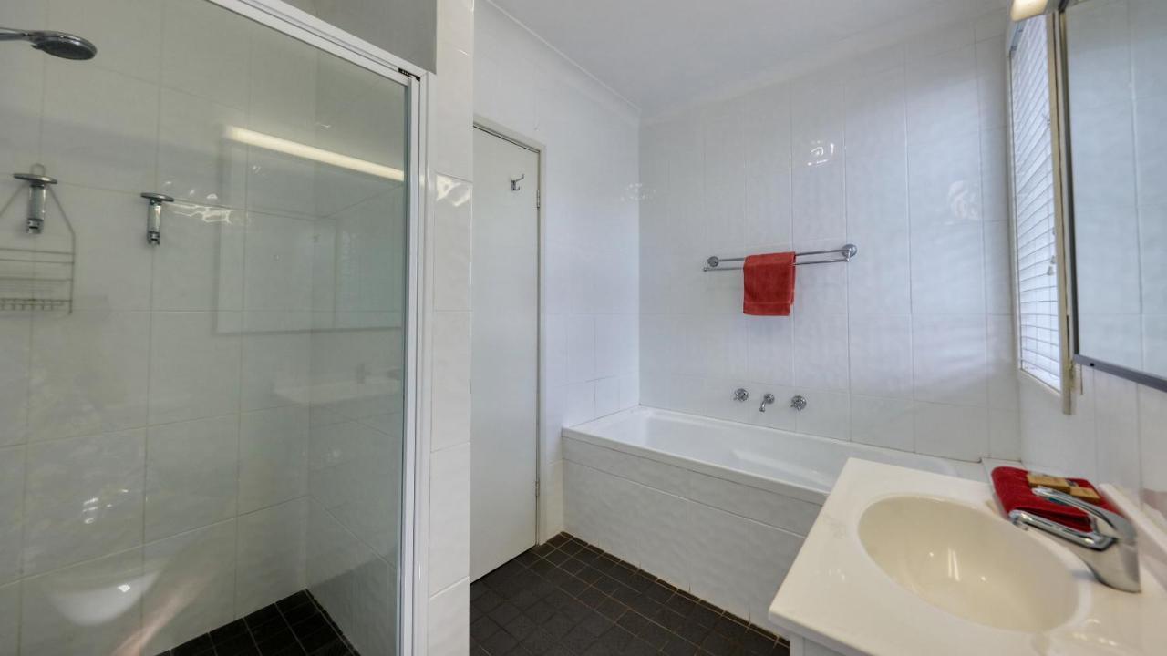 Hamilton Henry Parkes Motor Inn Екстериор снимка