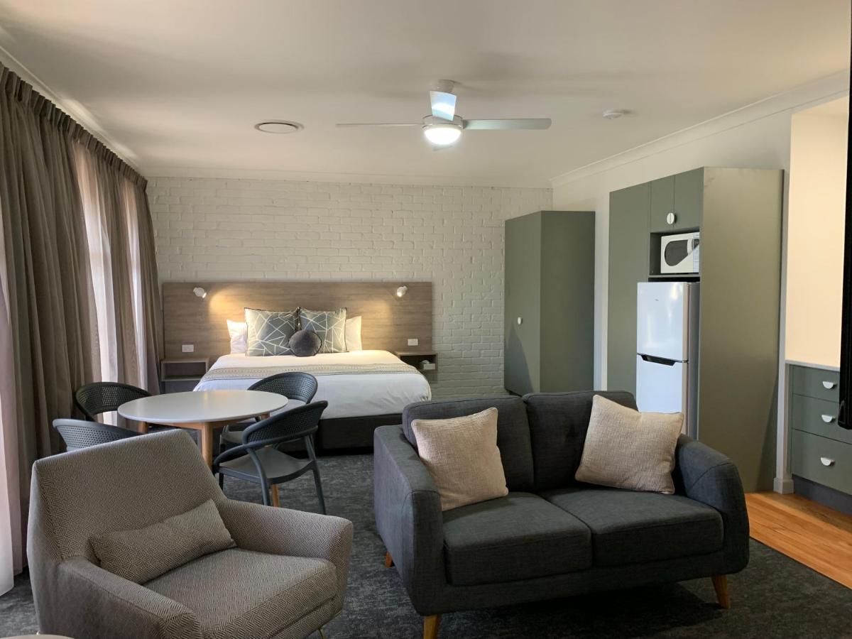 Hamilton Henry Parkes Motor Inn Екстериор снимка
