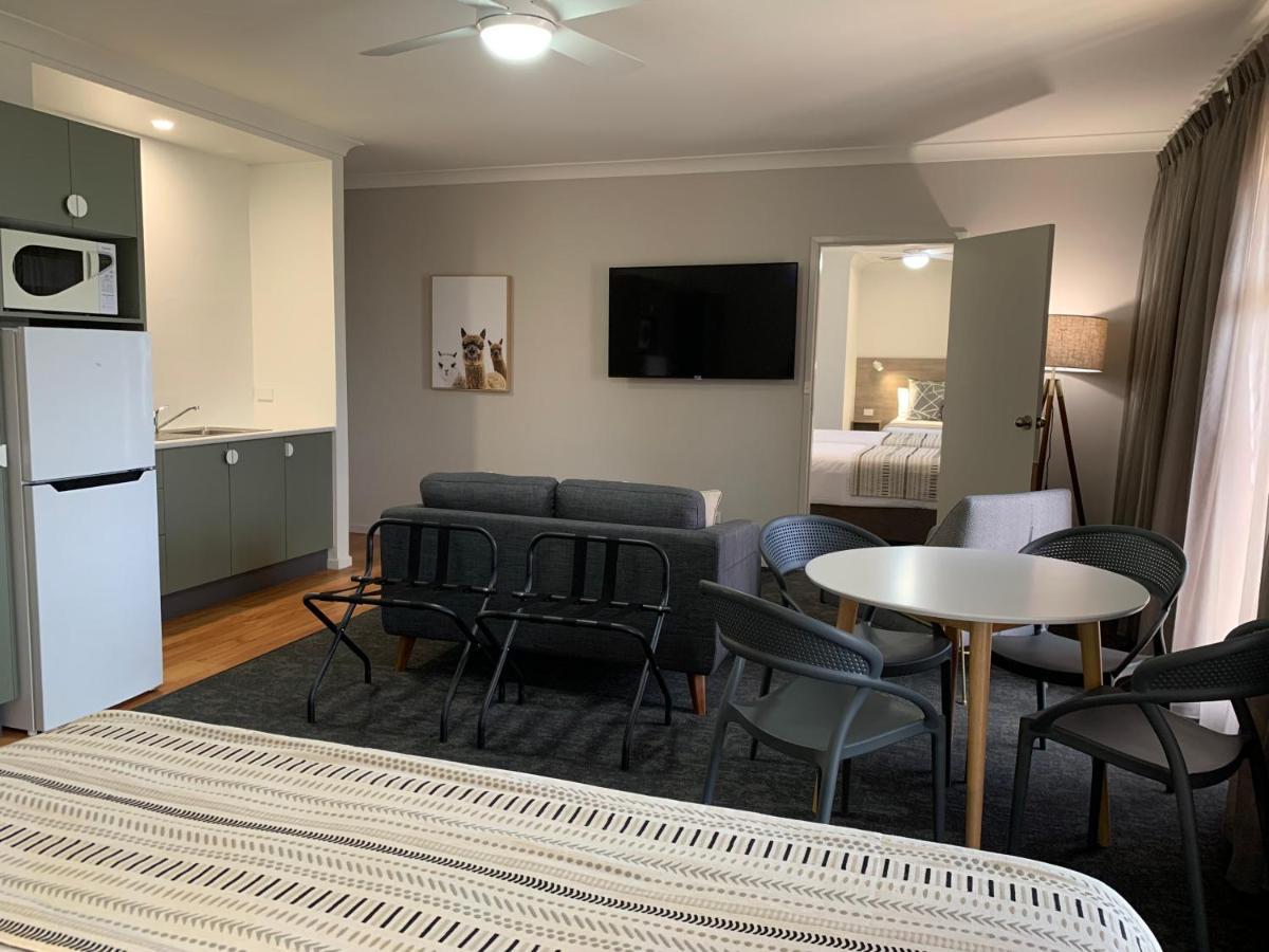 Hamilton Henry Parkes Motor Inn Екстериор снимка