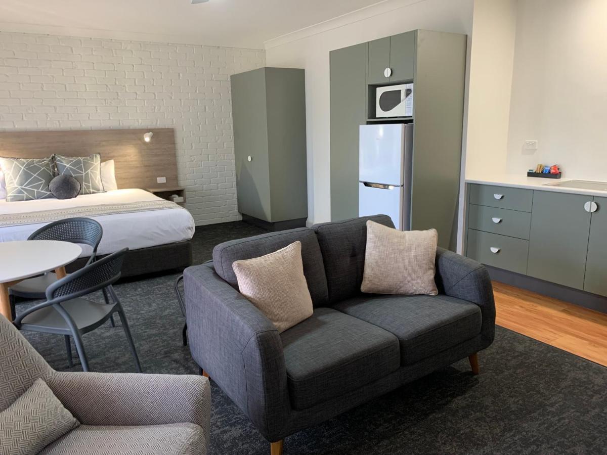 Hamilton Henry Parkes Motor Inn Екстериор снимка
