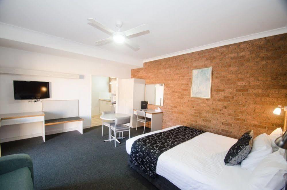 Hamilton Henry Parkes Motor Inn Екстериор снимка